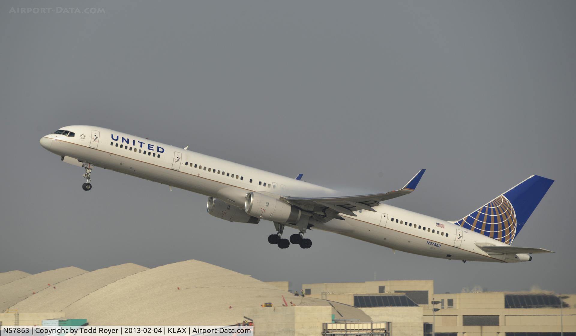 N57863, 2001 Boeing 757-33N C/N 32587, Departing LAX