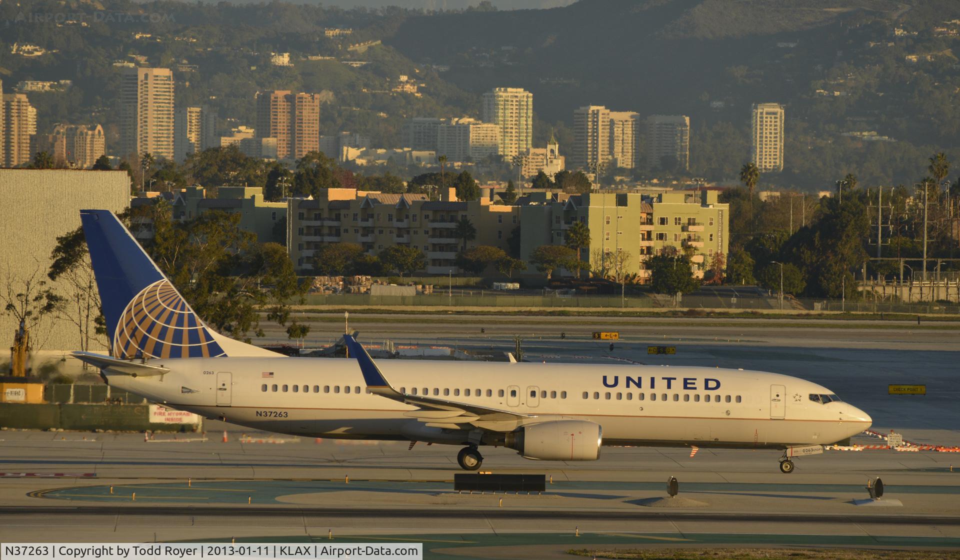 N37263, 2001 Boeing 737-824 C/N 31583, Taxiing to gate at LAX