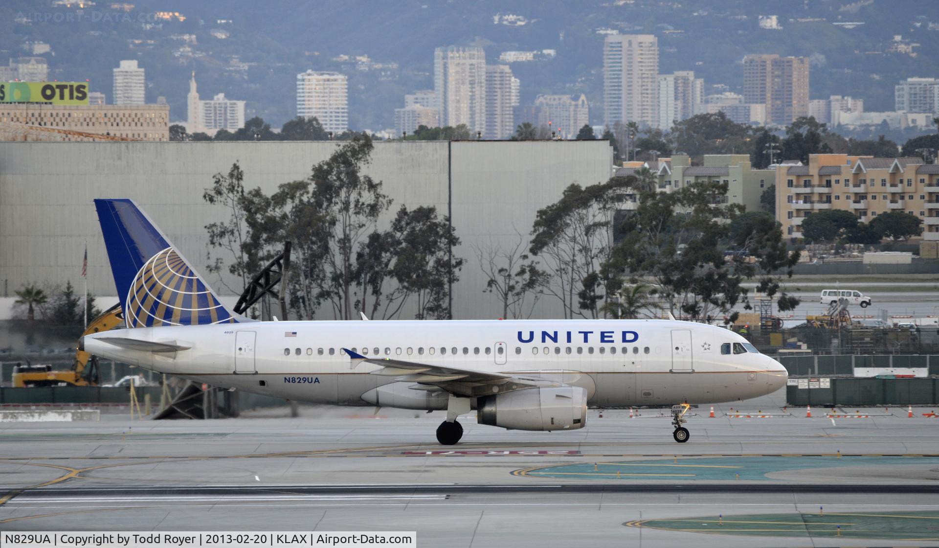 N829UA, 2000 Airbus A319-131 C/N 1211, Taxiing to gate at LAX