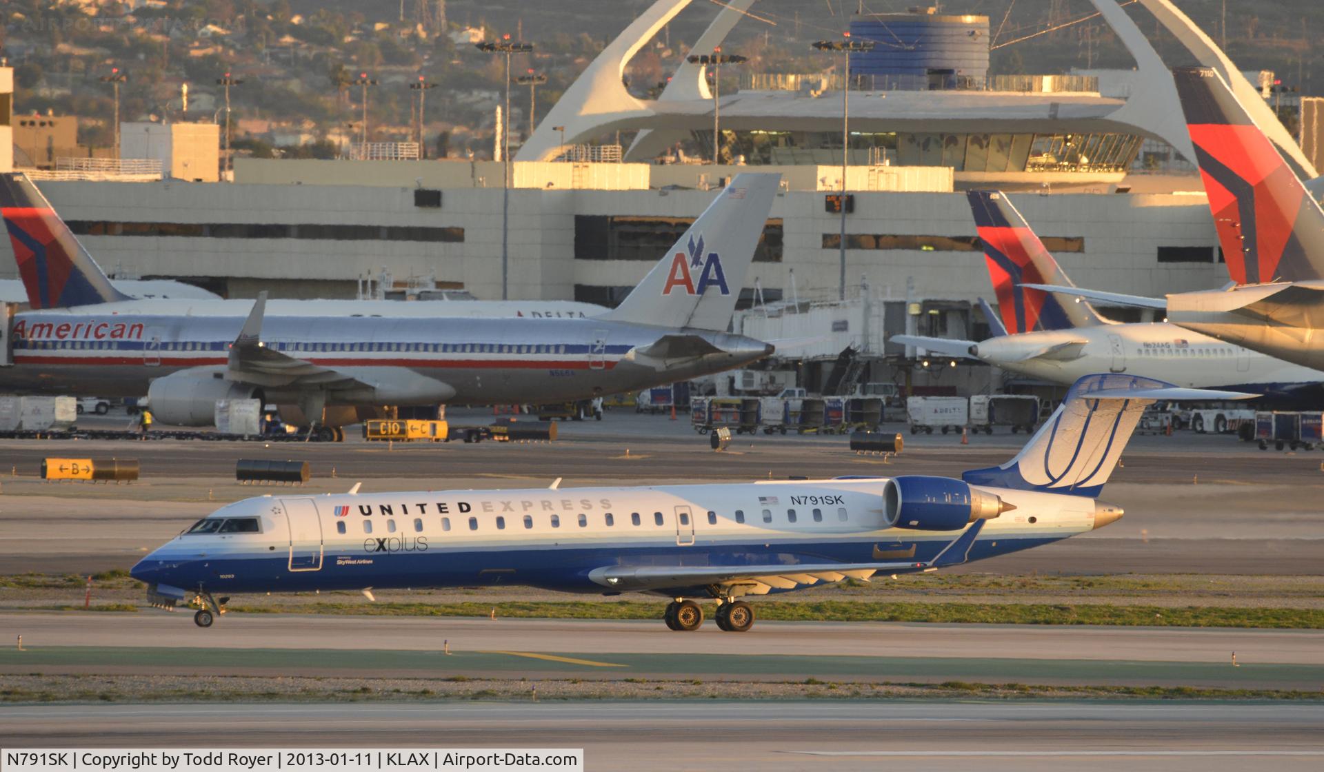 N791SK, 2009 Bombardier CRJ-700 (CL-600-2C10) Regional Jet C/N 10293, Departing LAX