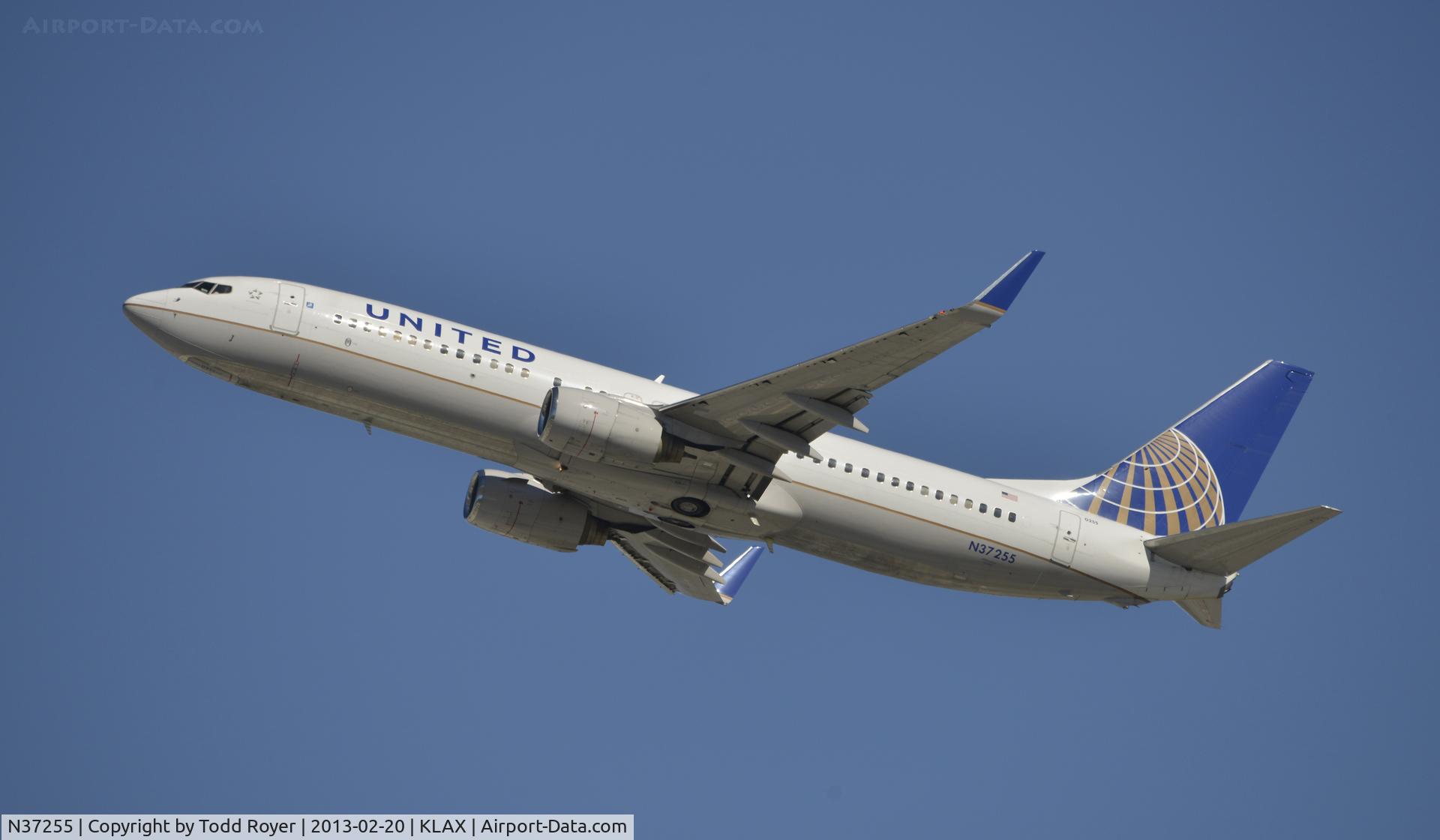 N37255, 2000 Boeing 737-824 C/N 30610, Departing LAX