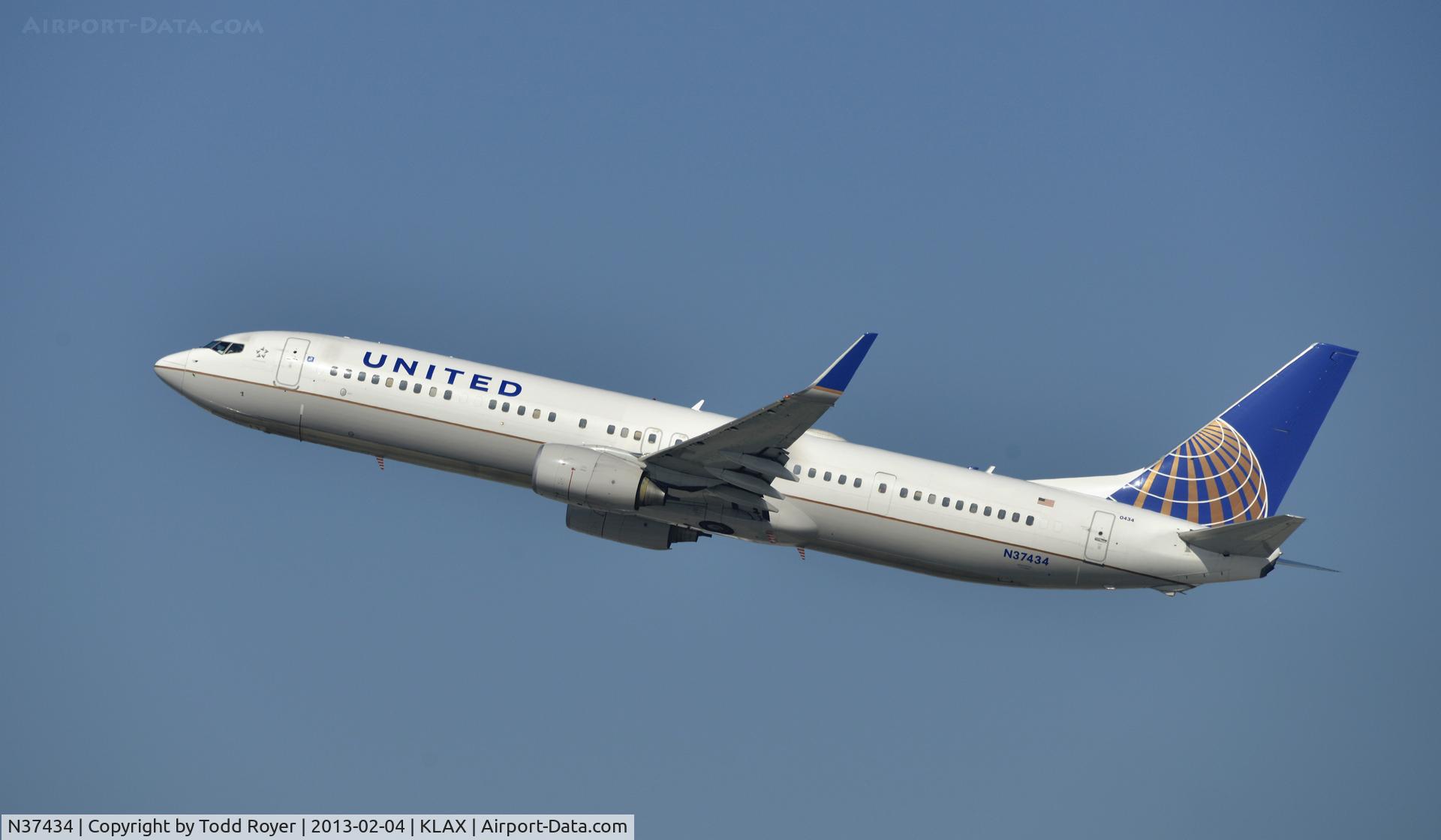 N37434, 2009 Boeing 737-924/ER C/N 33528, Departing LAX