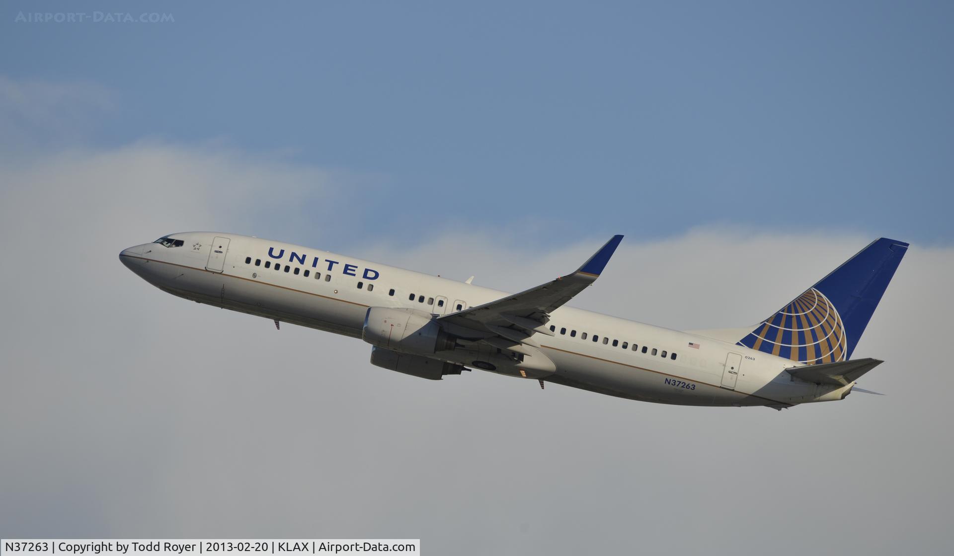 N37263, 2001 Boeing 737-824 C/N 31583, Departing LAX