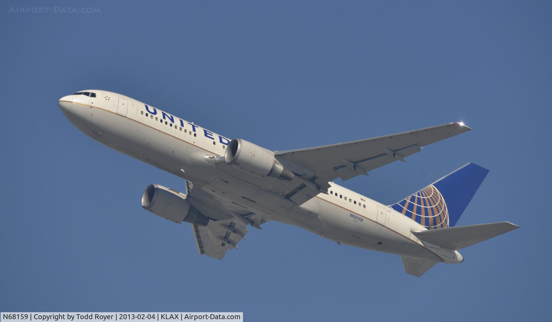 N68159, 2001 Boeing 767-224/ER C/N 30438/845, Departing LAX