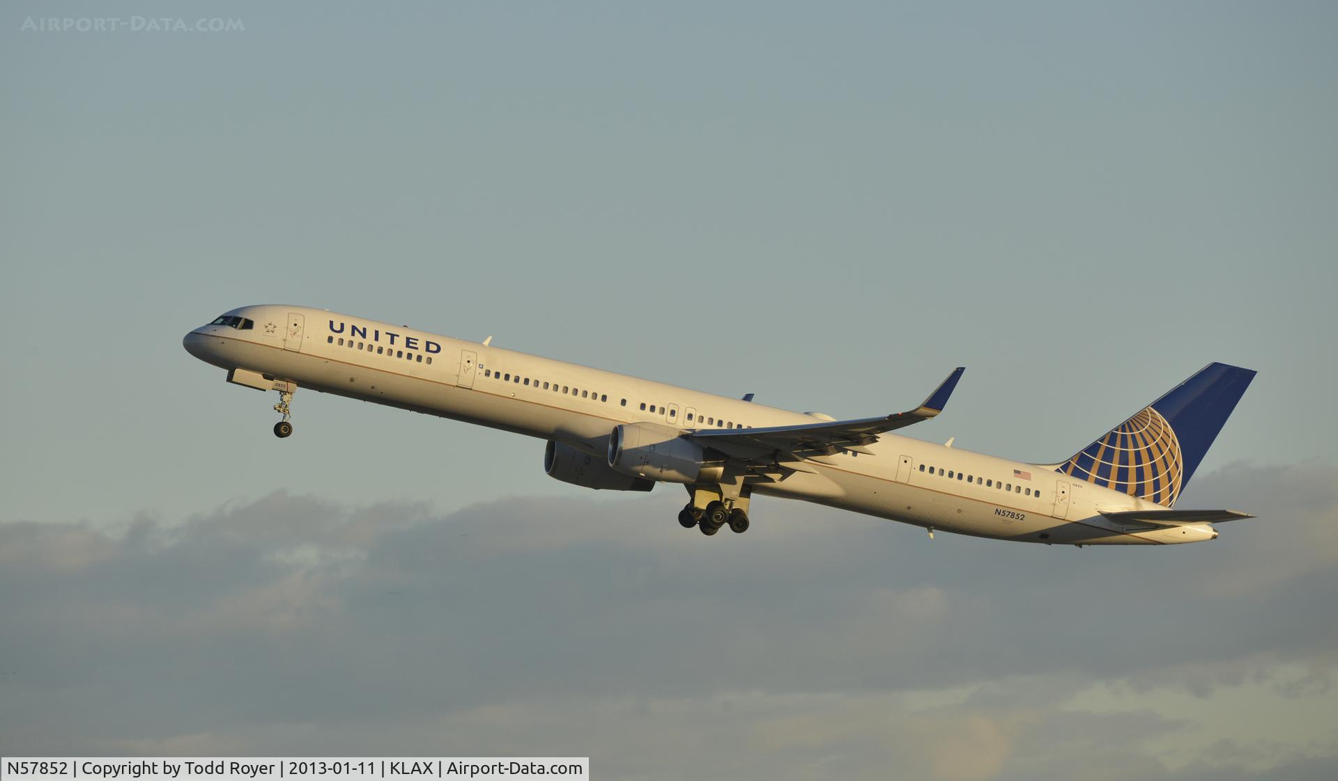 N57852, 2001 Boeing 757-324 C/N 32811, Departing LAX