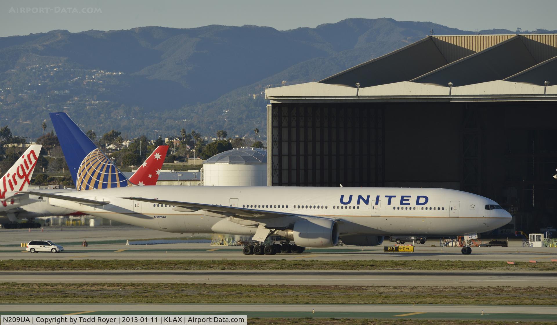 N209UA, 1999 Boeing 777-222 C/N 30215, Taxiing to gate at LAX