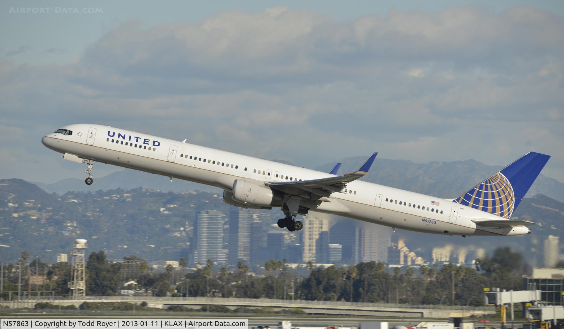 N57863, 2001 Boeing 757-33N C/N 32587, Departing LAX