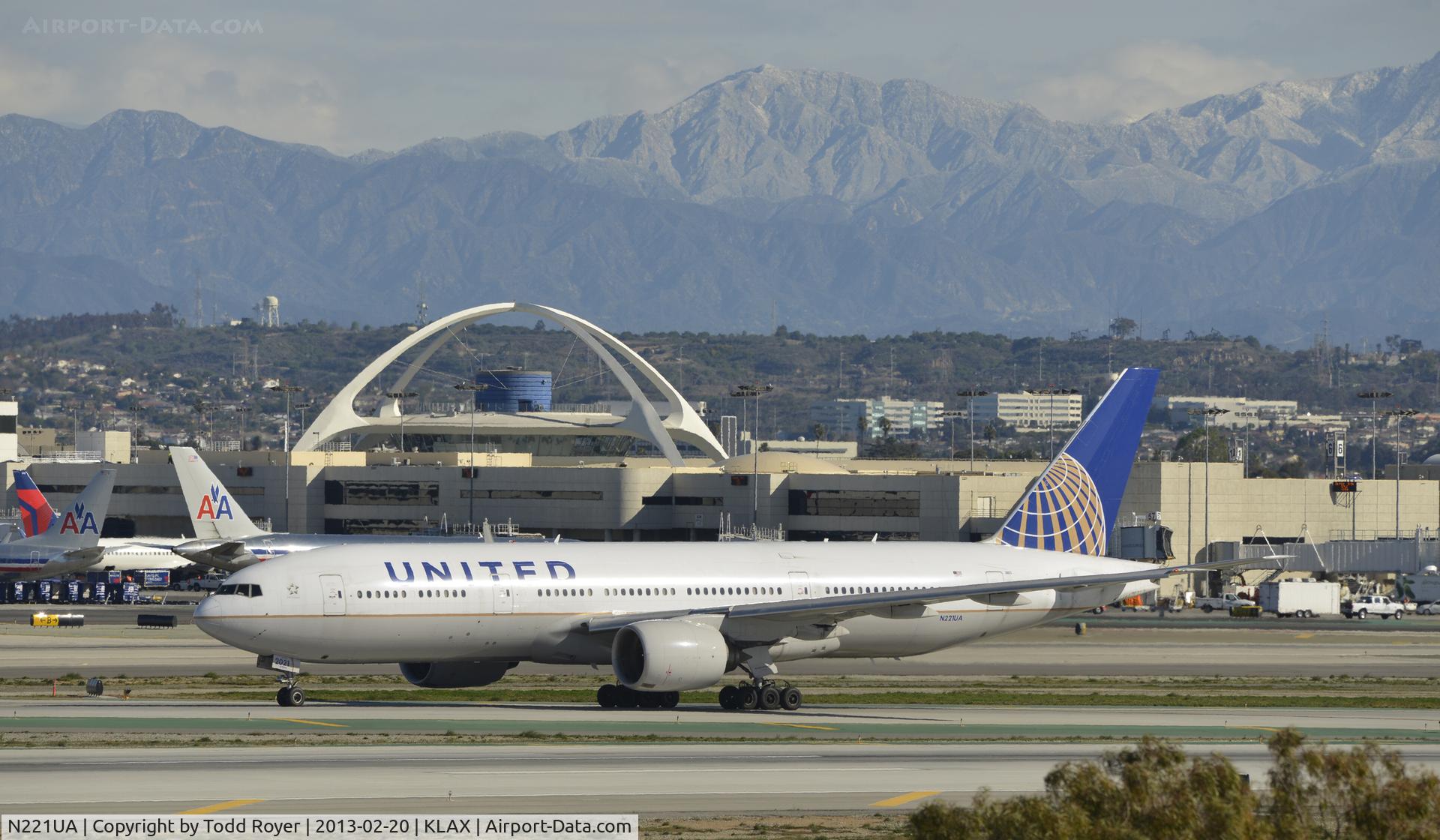 N221UA, 2001 Boeing 777-222 C/N 30552, Departing LAX
