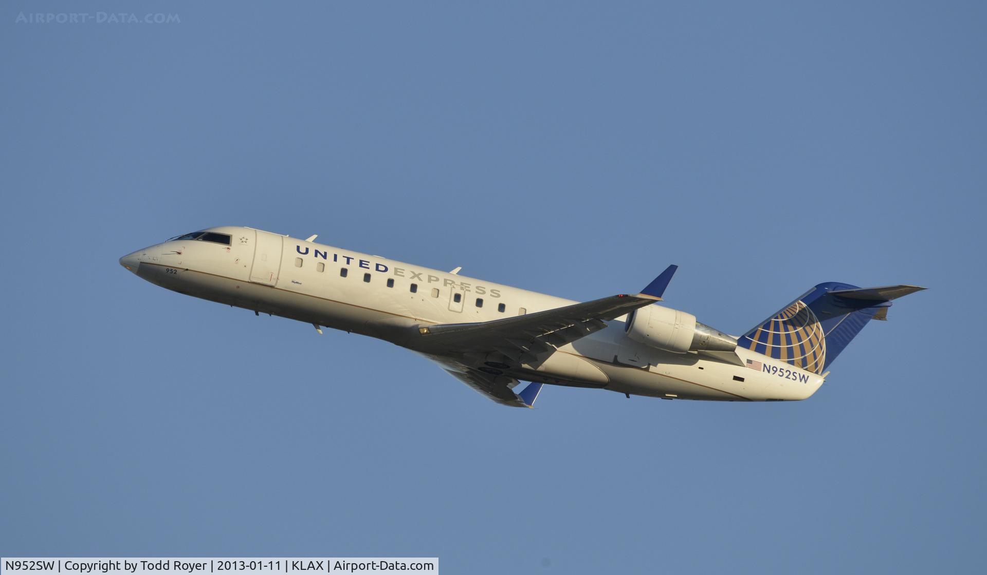 N952SW, 2003 Bombardier CRJ-200LR (CL-600-2B19) C/N 7805, Departing LAX