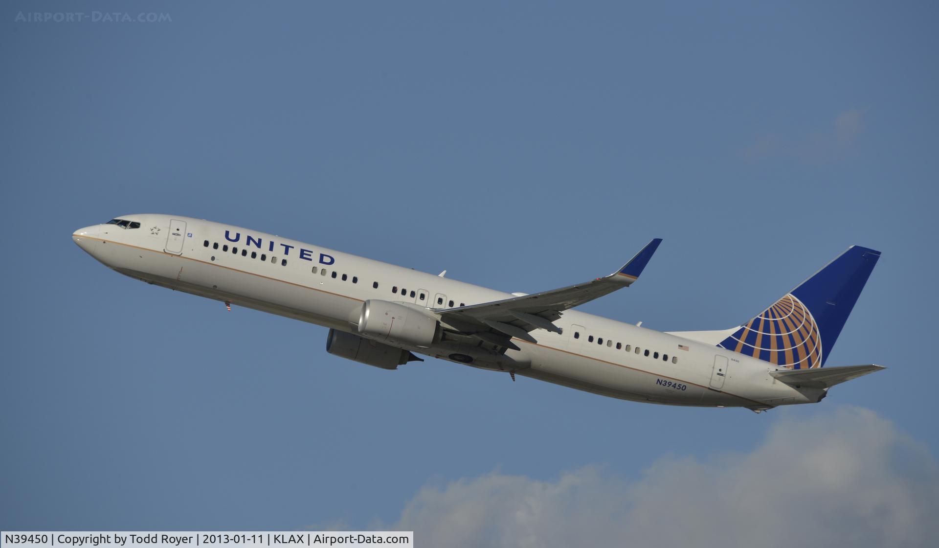 N39450, 2012 Boeing 737-924/ER C/N 40004, Departing LAX