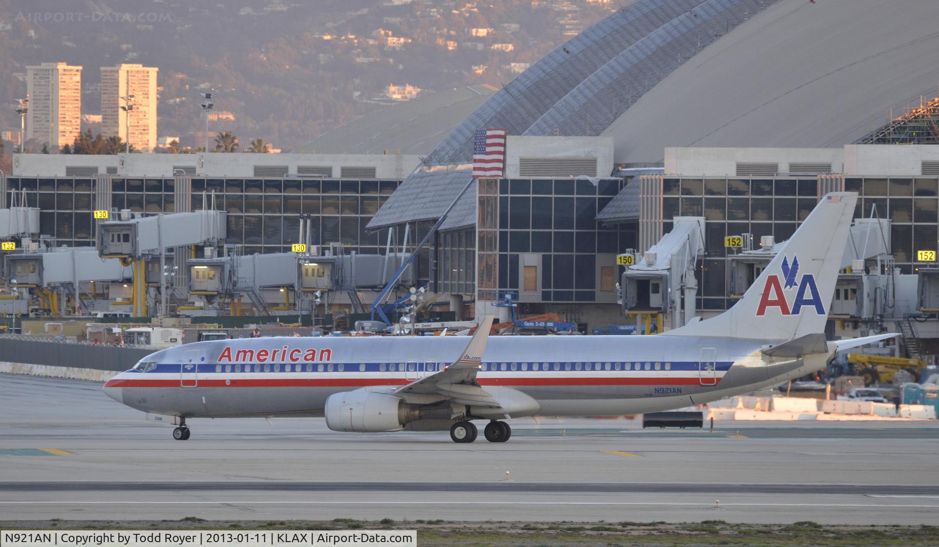 N921AN, 1999 Boeing 737-823 C/N 29522, Taxiing for departure at LAX