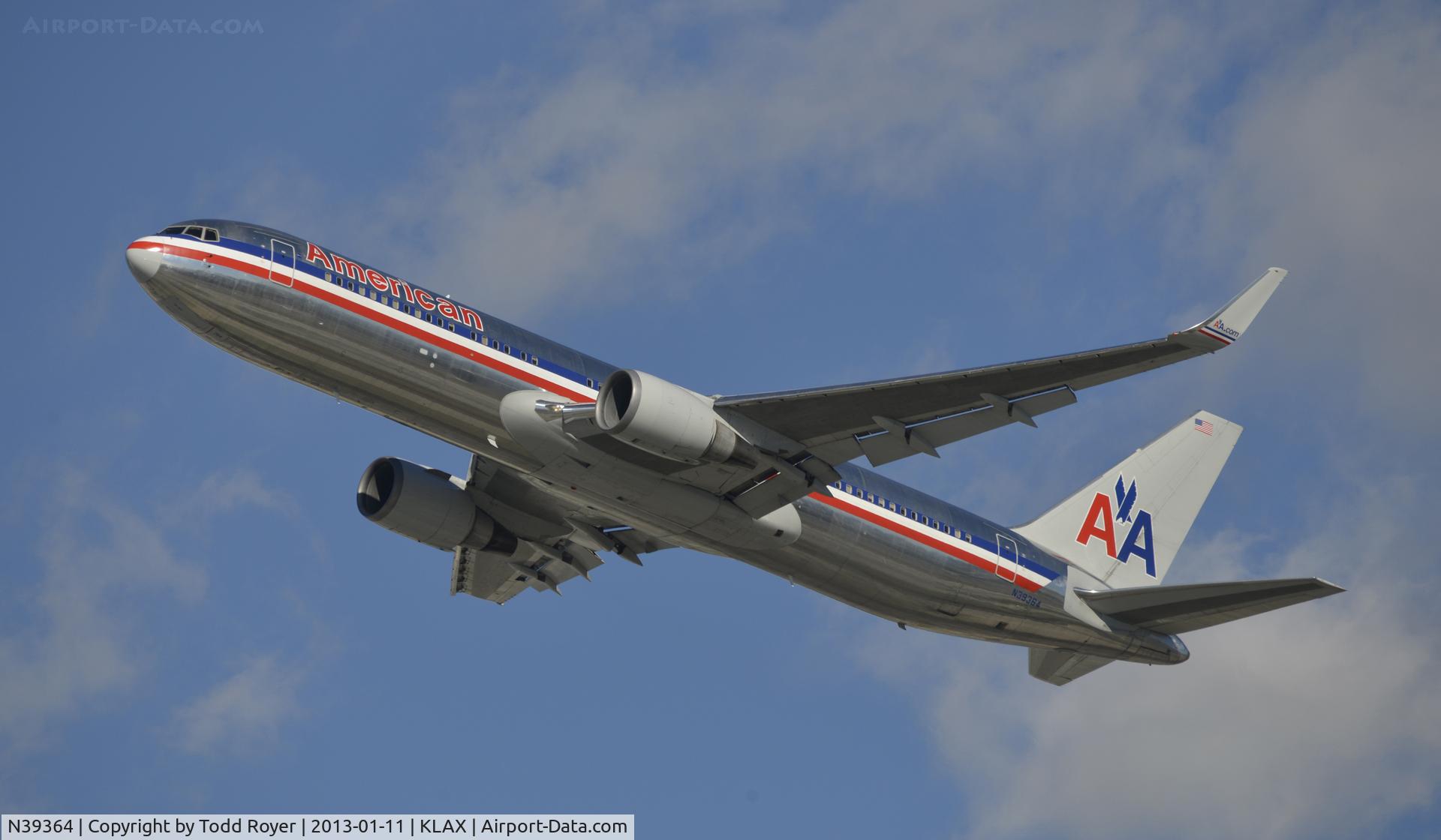 N39364, 1988 Boeing 767-323 C/N 24045, Departing LAX