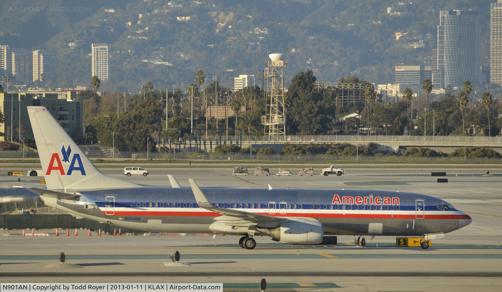 N901AN, 1999 Boeing 737-823 C/N 29503, Taxiing to gate at LAX