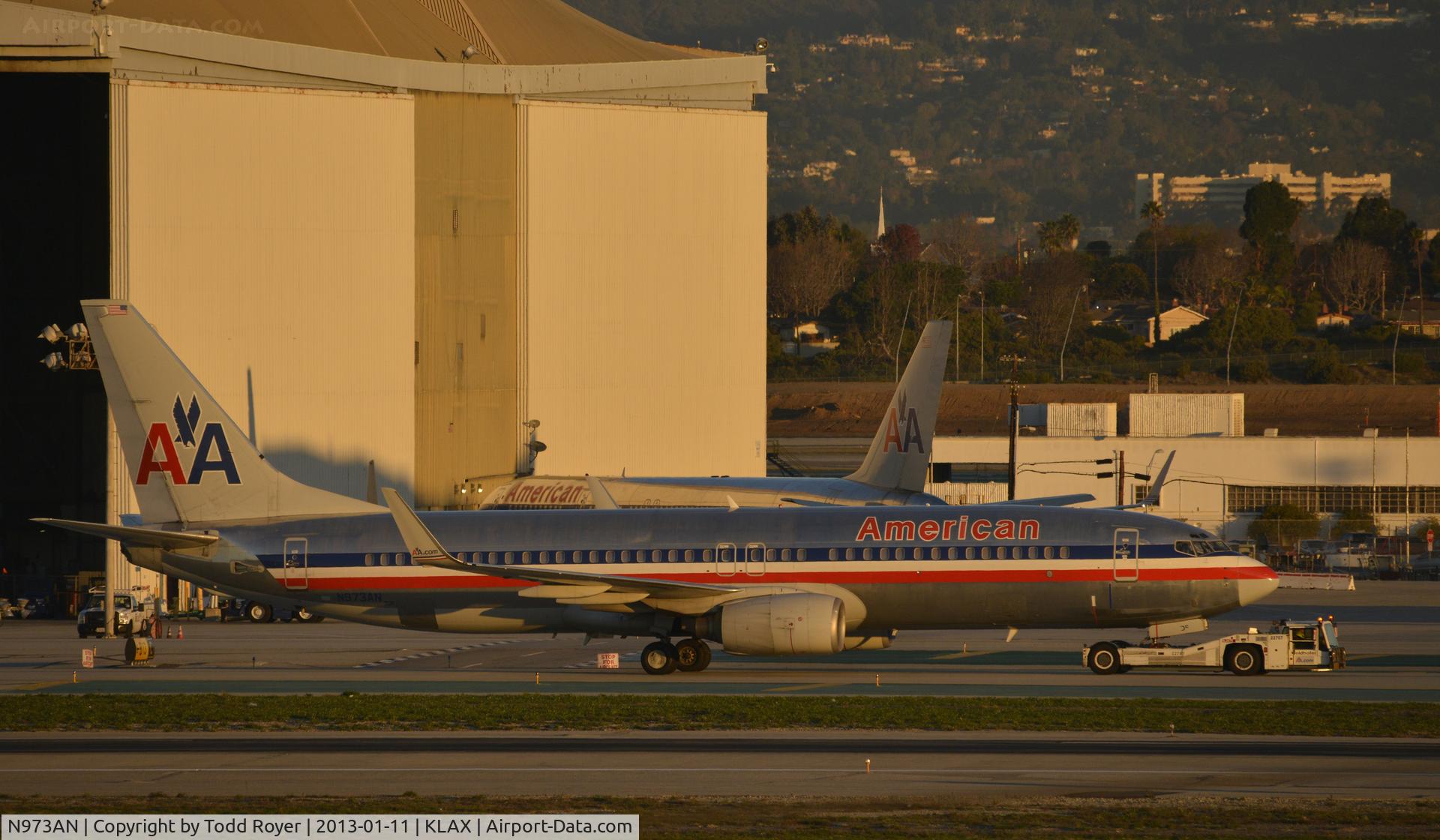 N973AN, 2001 Boeing 737-823 C/N 29548, Getting towed to the gate