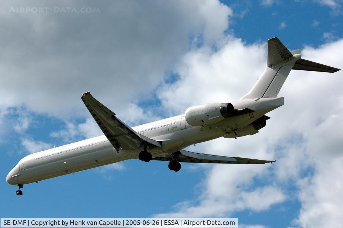 SE-DMF, 1996 McDonnell Douglas MD-90-30 C/N 53457, SAS MD-90-30 in completely white livery approaching Stockholm Arlanda airport, Sweden.