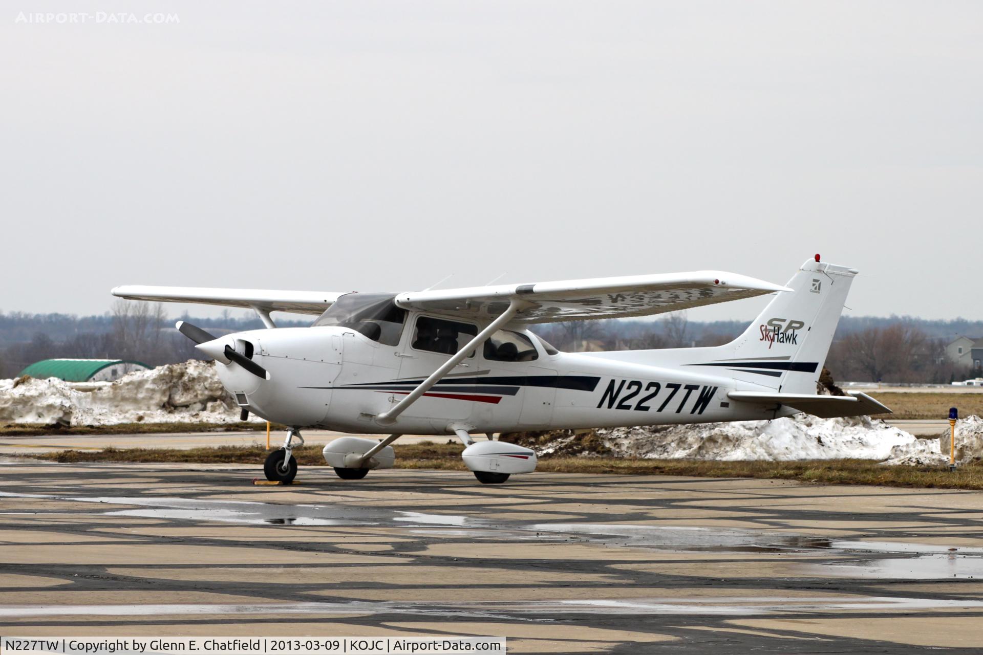 N227TW, 2002 Cessna 172S C/N 172S9227, A training plane
