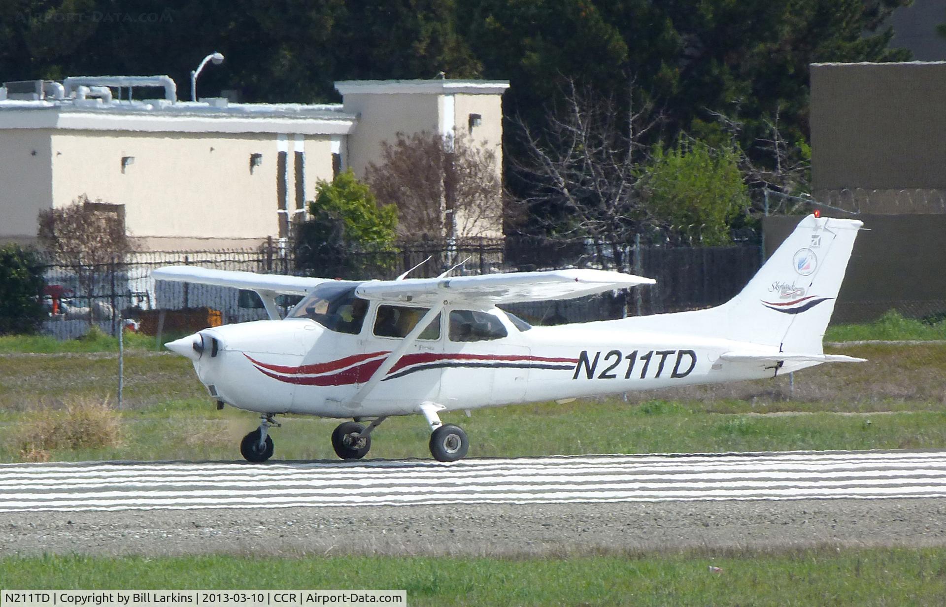 N211TD, 2000 Cessna 172S C/N 172S8524, Ready for takeoff.