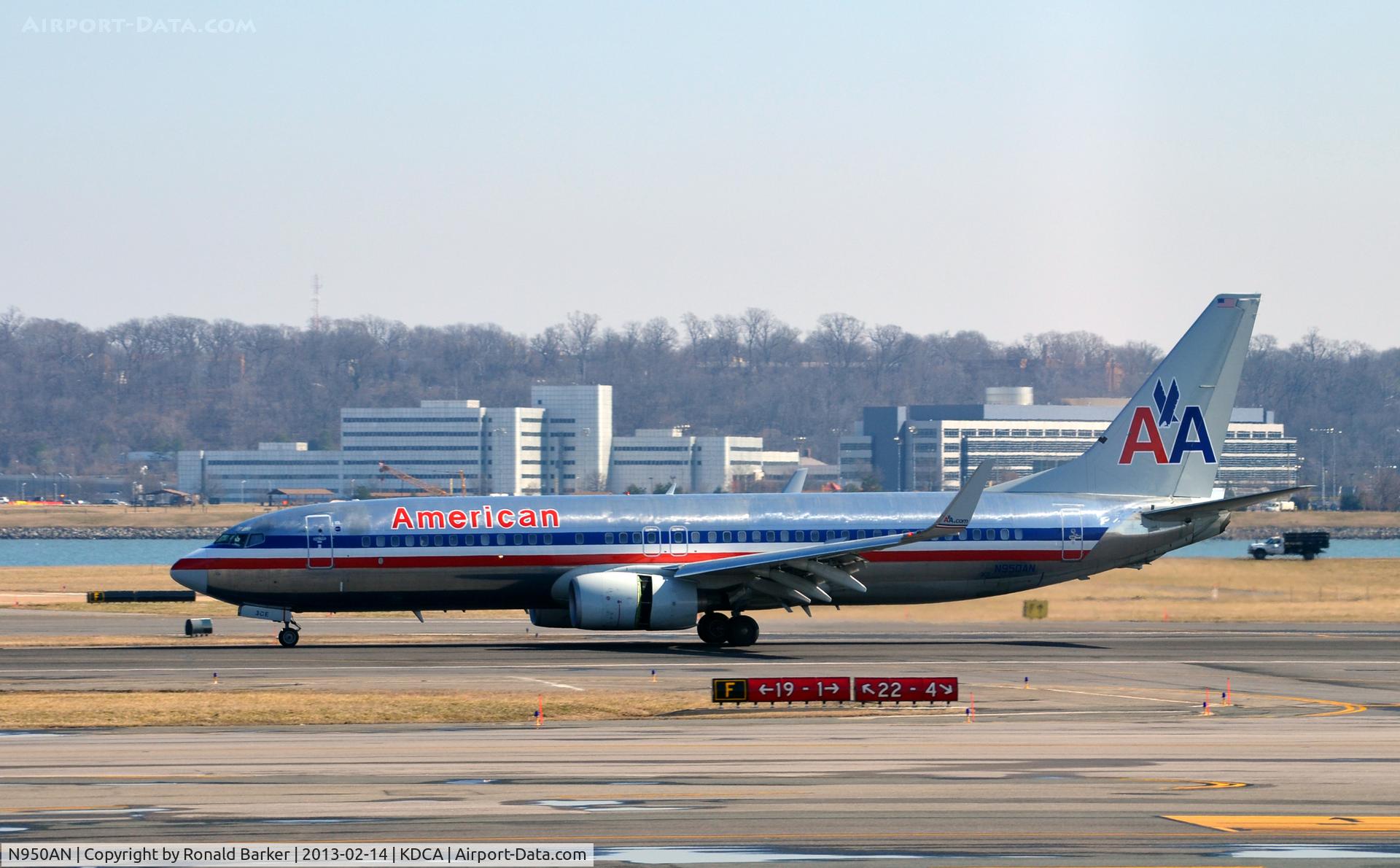 N950AN, 2000 Boeing 737-823 C/N 30087, Landing DCA