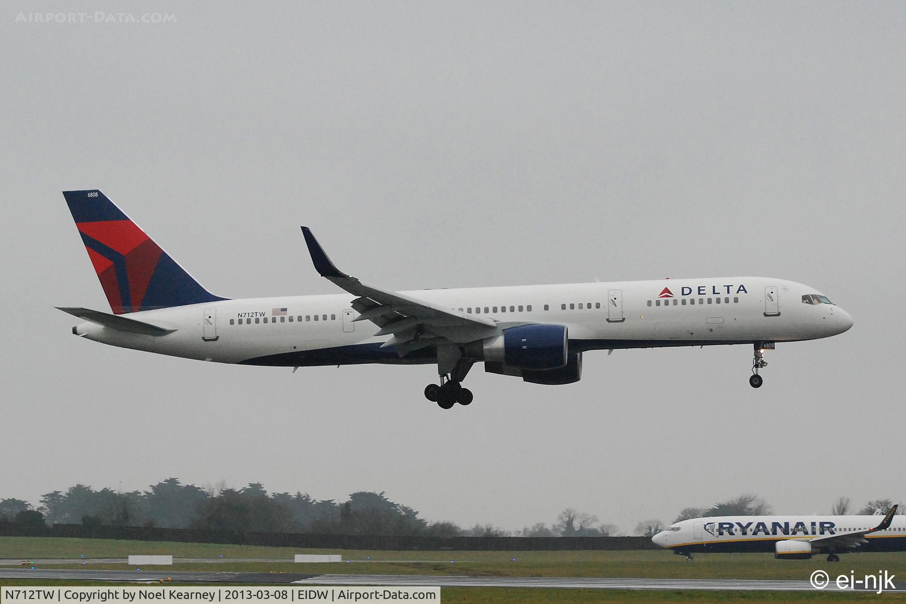 N712TW, 1997 Boeing 757-2Q8 C/N 27624, Landing Rwy 10 at Dublin in the rain..