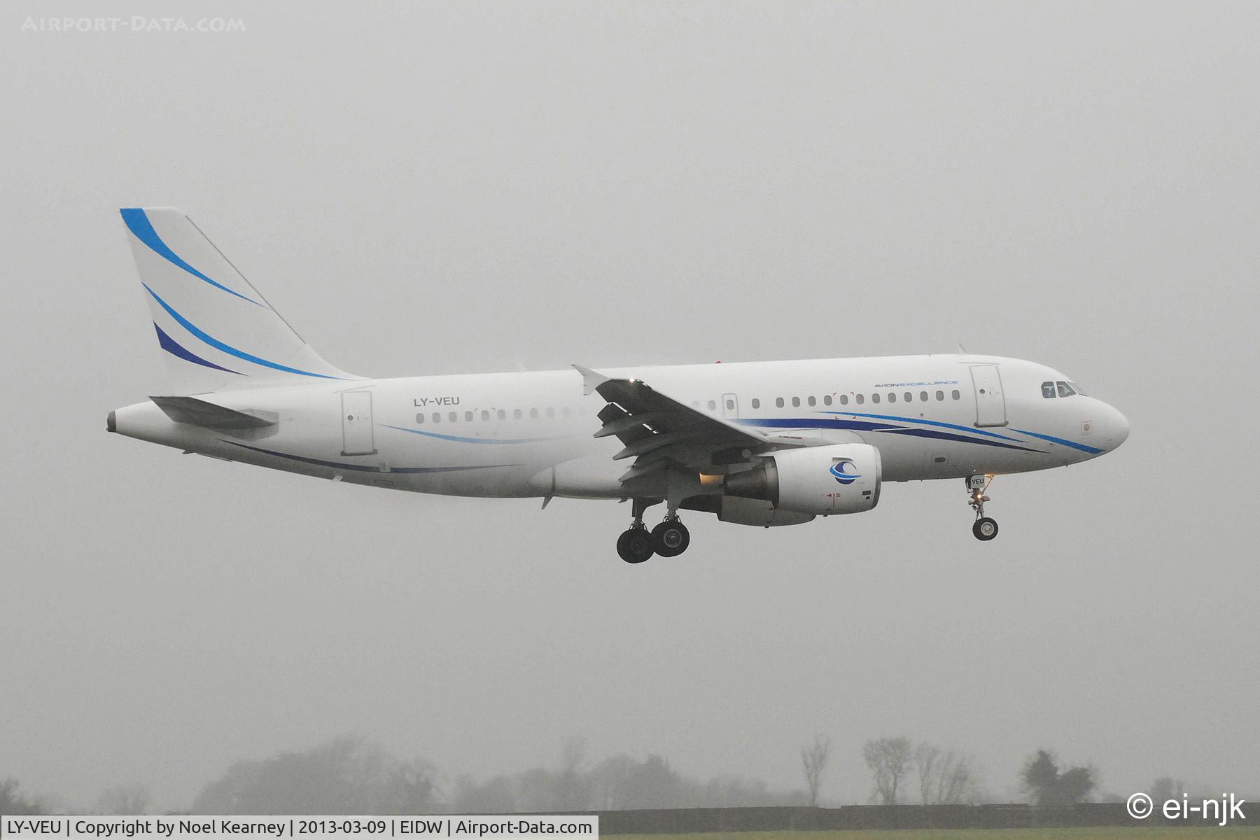 LY-VEU, 2000 Airbus A319-112 C/N 1283, Landing Rwy 10 at Dublin in the rain..