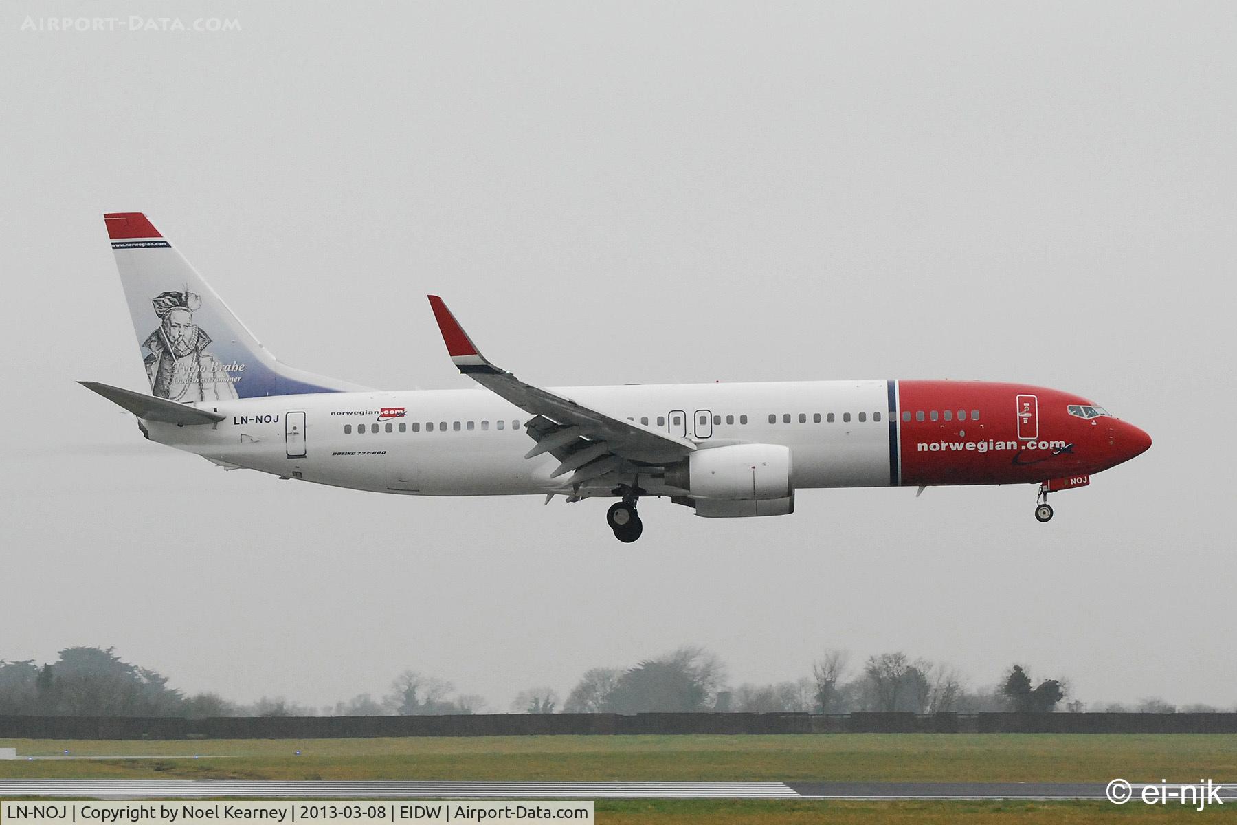 LN-NOJ, 2010 Boeing 737-86N C/N 37884, Landing Rwy 10 at Dublin in the rain..
