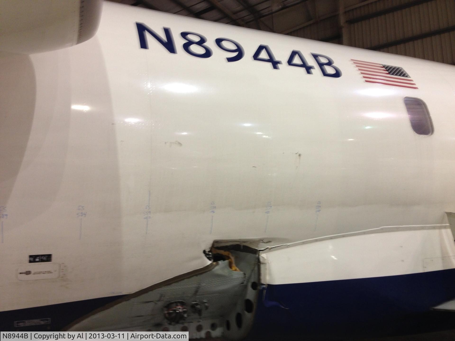 N8944B, 2004 Canadair CRJ-200 (CL-600-2B19) C/N 7944, Hit by laboratory truck