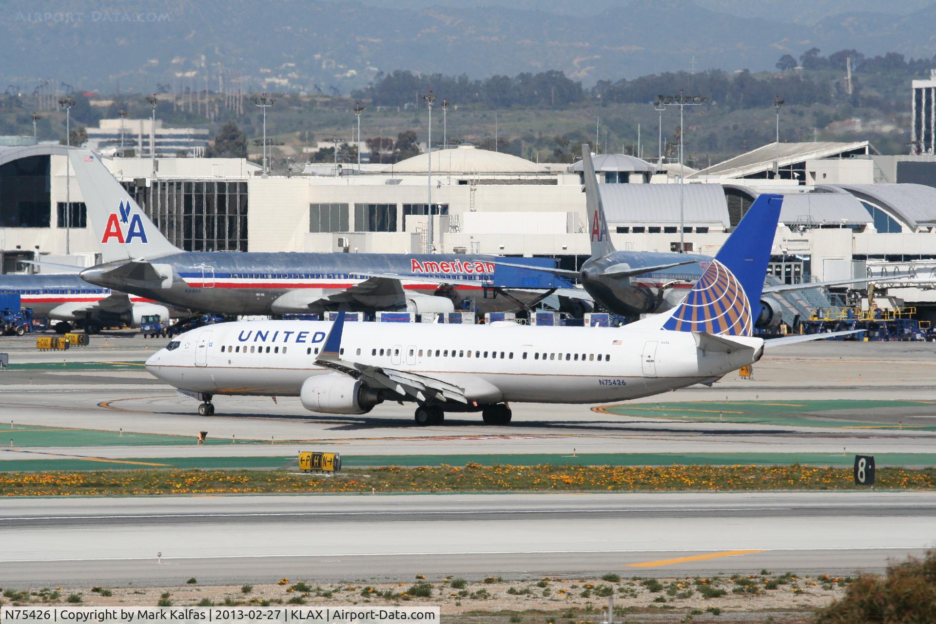 N75426, 2008 Boeing 737-924/ER C/N 31622, United Airlines 737-924ER, UAL1735 arriving from KEWR on TWY P, KLAX.
