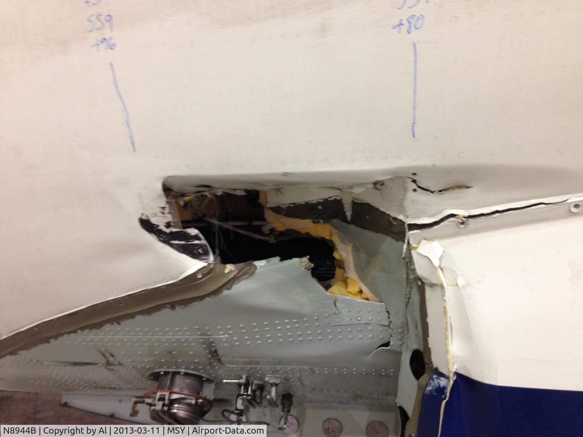 N8944B, 2004 Canadair CRJ-200 (CL-600-2B19) C/N 7944, Hit by lav truck
