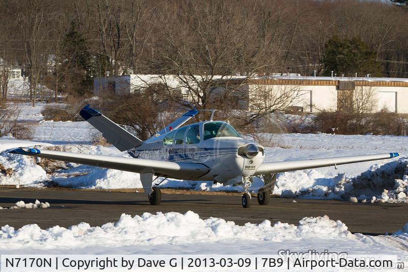 N7170N, 1968 Beech V35A Bonanza C/N D-8696, Taxiing to the runway at Ellington, CT