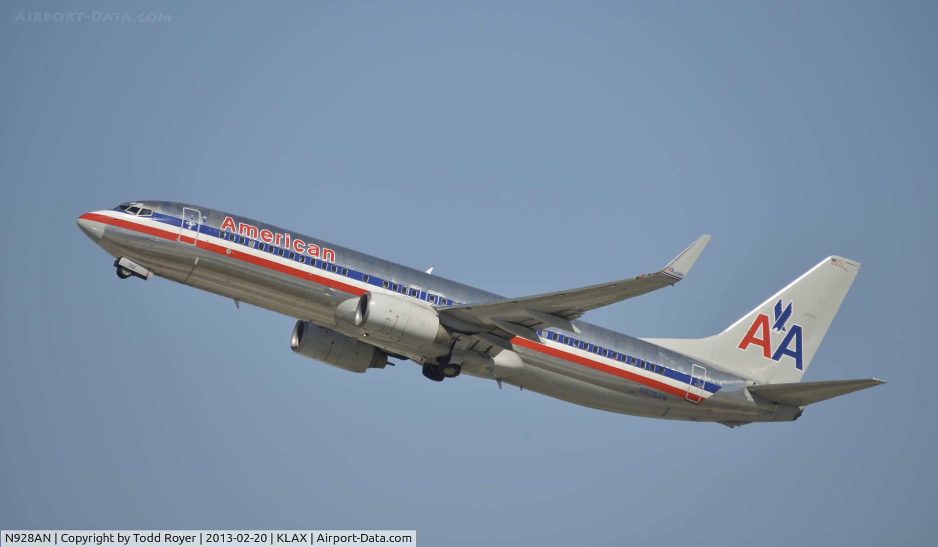 N928AN, 2000 Boeing 737-823 C/N 29528, Departing LAX