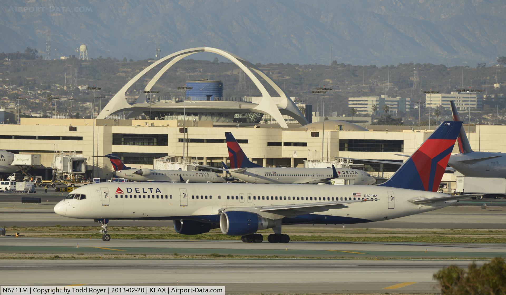 N6711M, 2000 Boeing 757-232 C/N 30483, Taxiing to gate at LAX