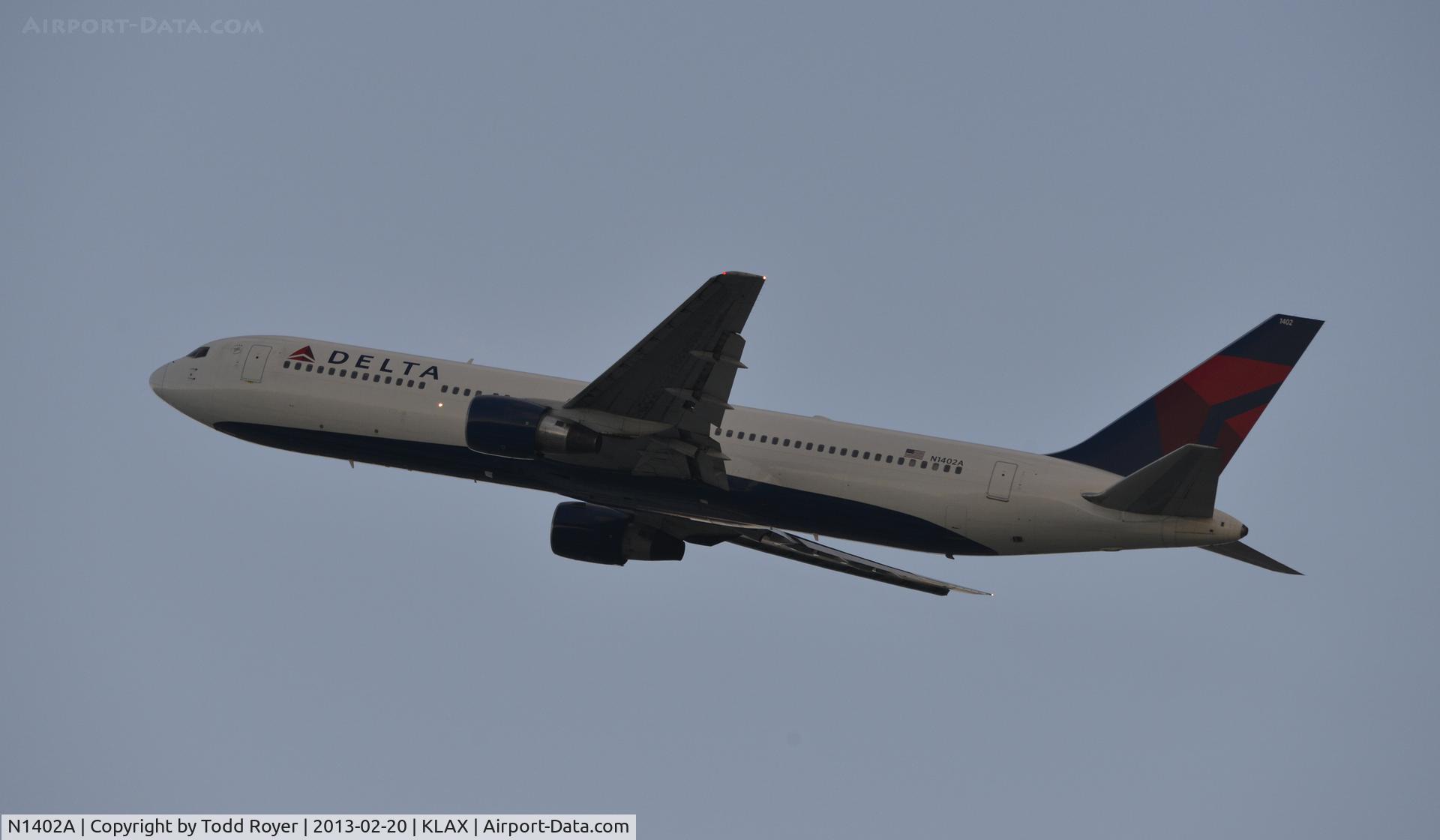 N1402A, 1993 Boeing 767-332 C/N 25989, Departing LAX
