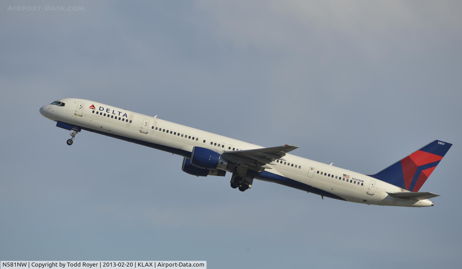 N581NW, 2002 Boeing 757-351 C/N 32982, Departing LAX