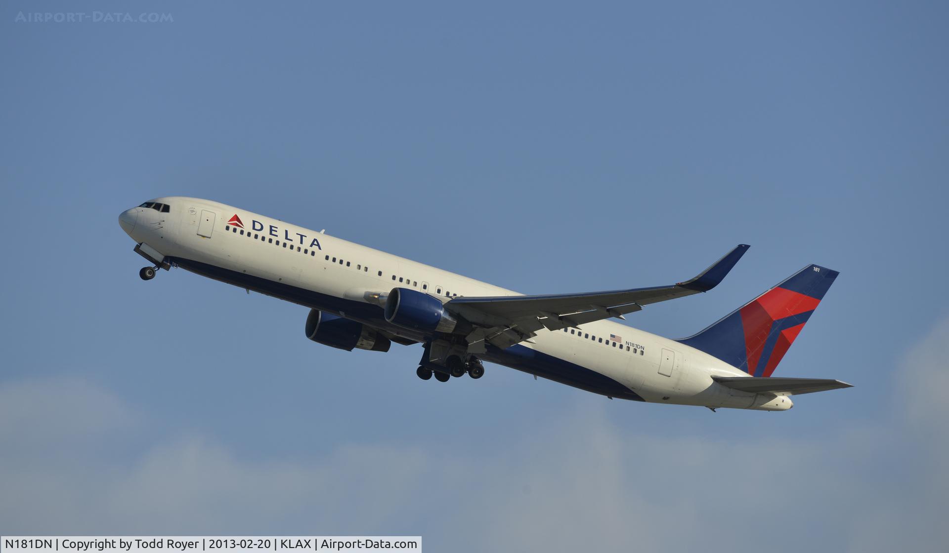 N181DN, 1992 Boeing 767-332 C/N 25986, Departing LAX