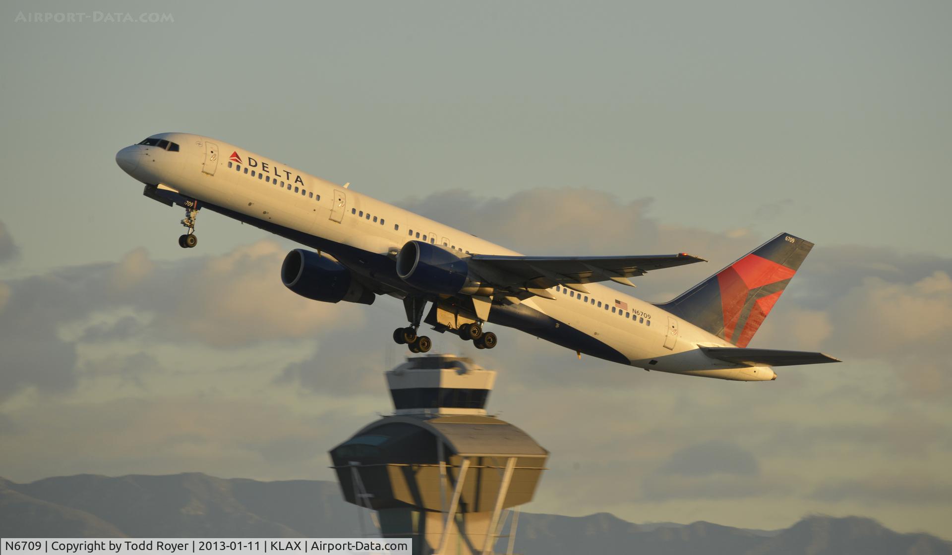 N6709, 2000 Boeing 757-232 C/N 30481, Departing LAX