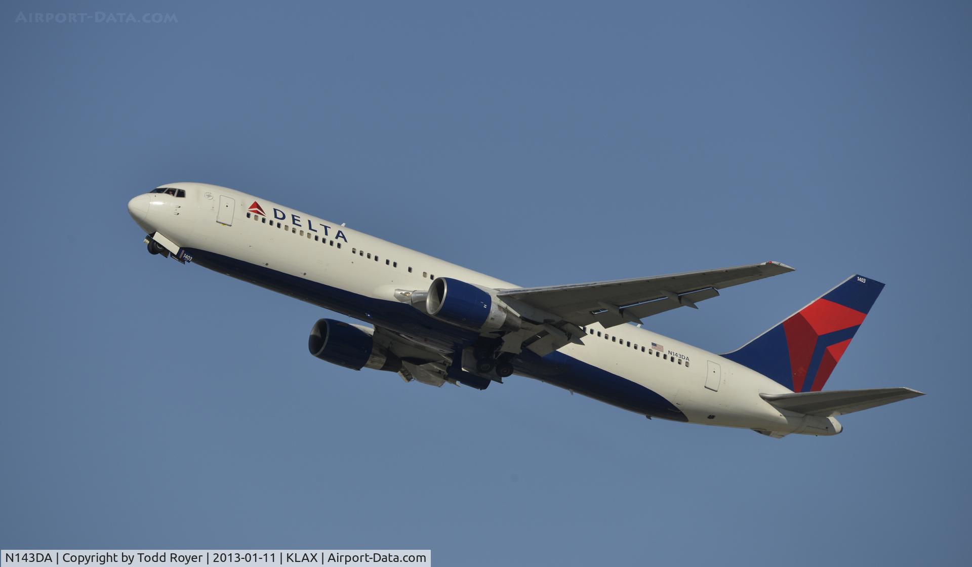 N143DA, 1998 Boeing 767-332 C/N 25991, Departing LAX