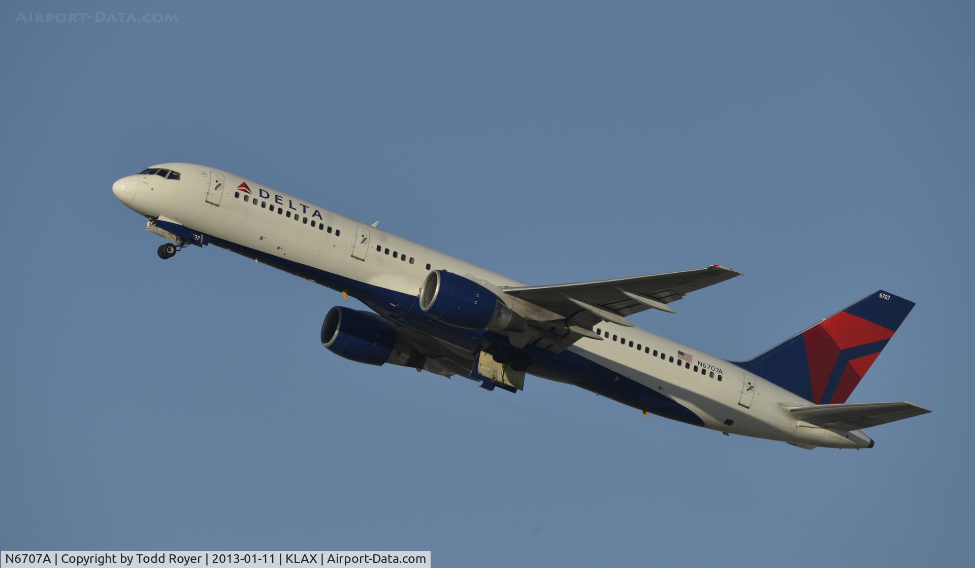 N6707A, 2000 Boeing 757-232 C/N 30395, Departing LAX