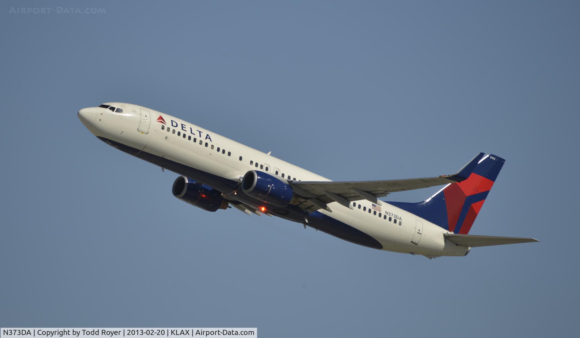N373DA, 1998 Boeing 737-832 C/N 29621, Departing LAX