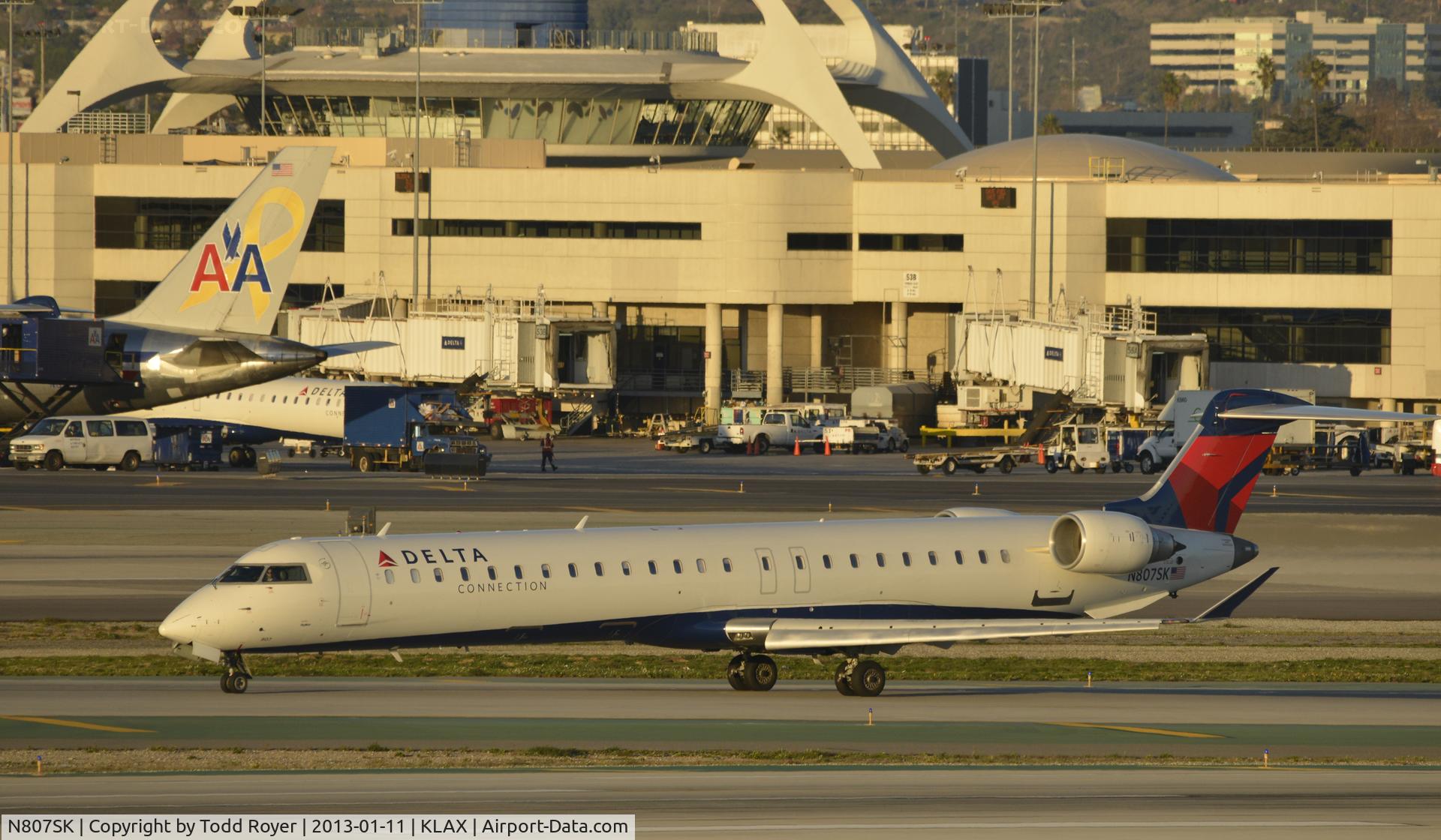 N807SK, 2006 Bombardier CRJ-900ER (CL-600-2D24) C/N 15082, Taxiing to gate