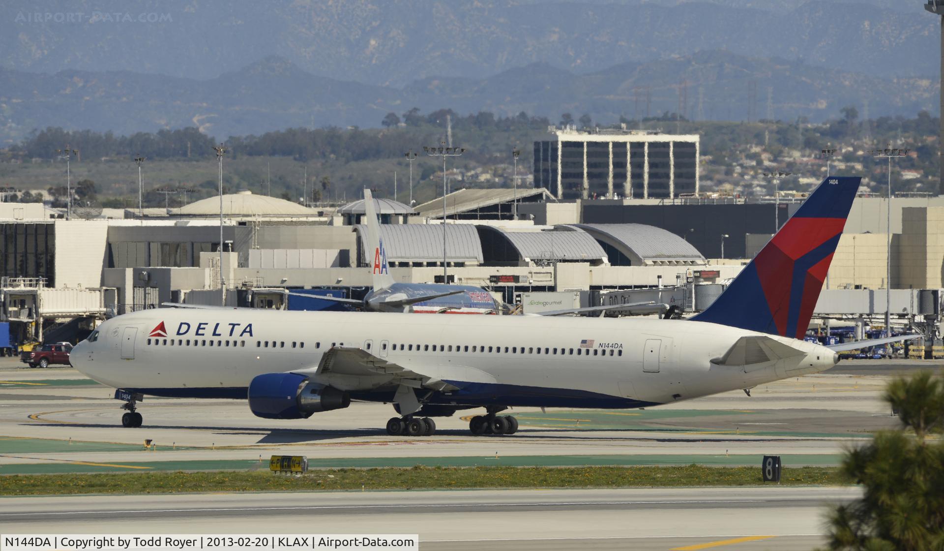 N144DA, 1999 Boeing 767-332 C/N 27584, Taxiing to gate at LAX