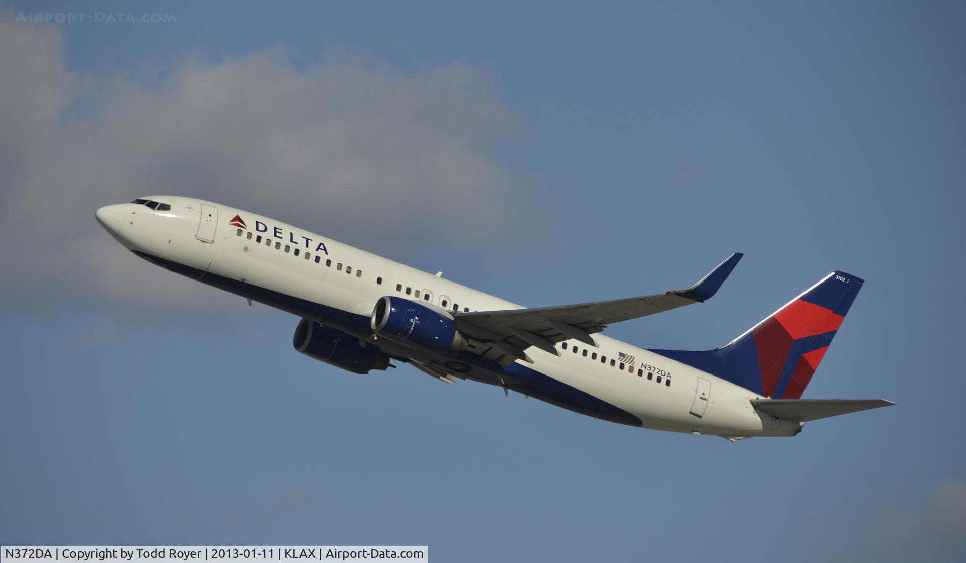 N372DA, 1998 Boeing 737-832 C/N 29620, Departing LAX