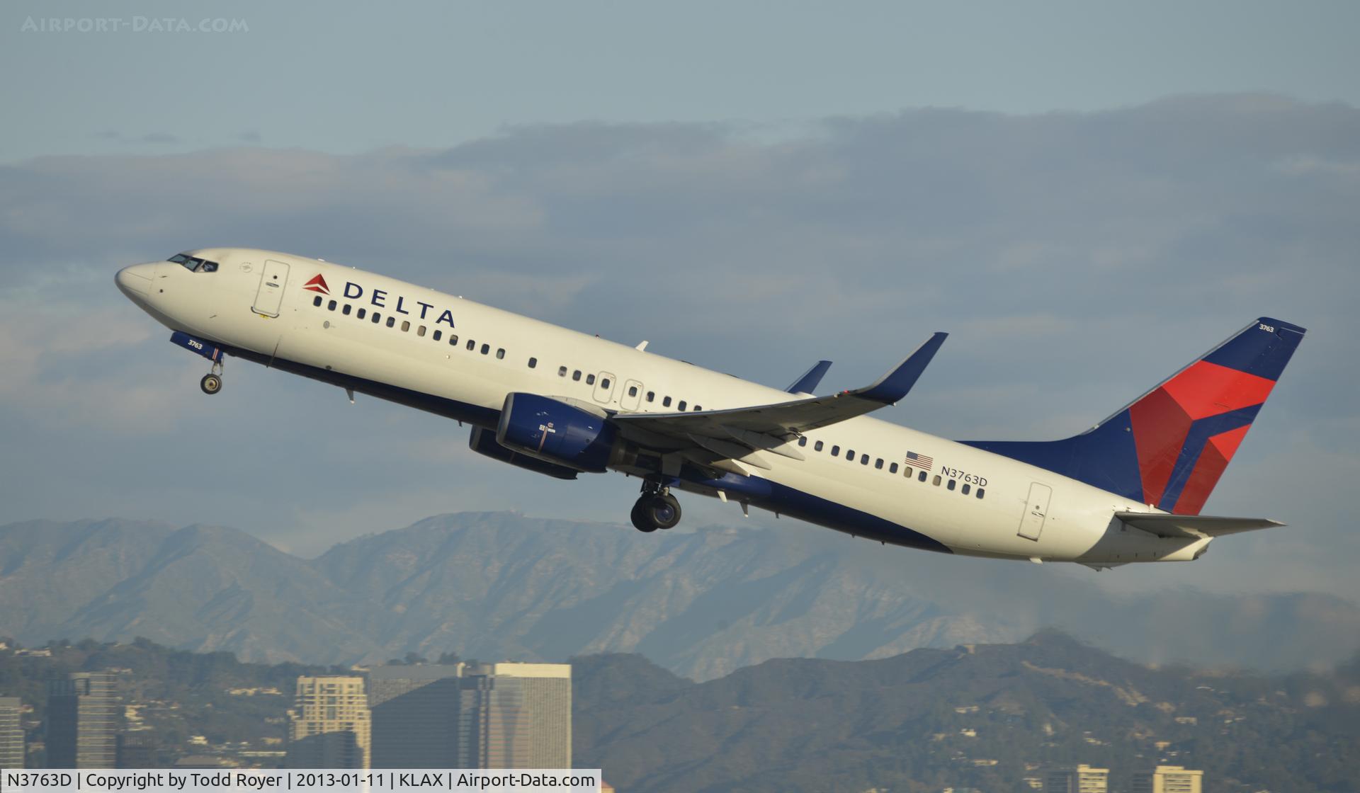 N3763D, 2001 Boeing 737-832 C/N 29629, Departing LAX