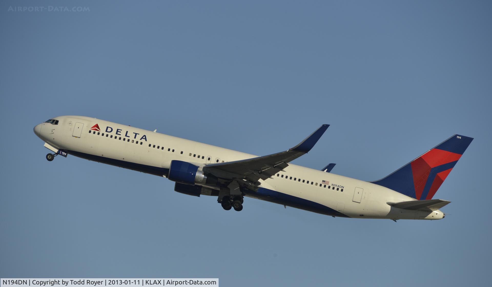 N194DN, 1997 Boeing 767-332 C/N 28451, Departing LAX