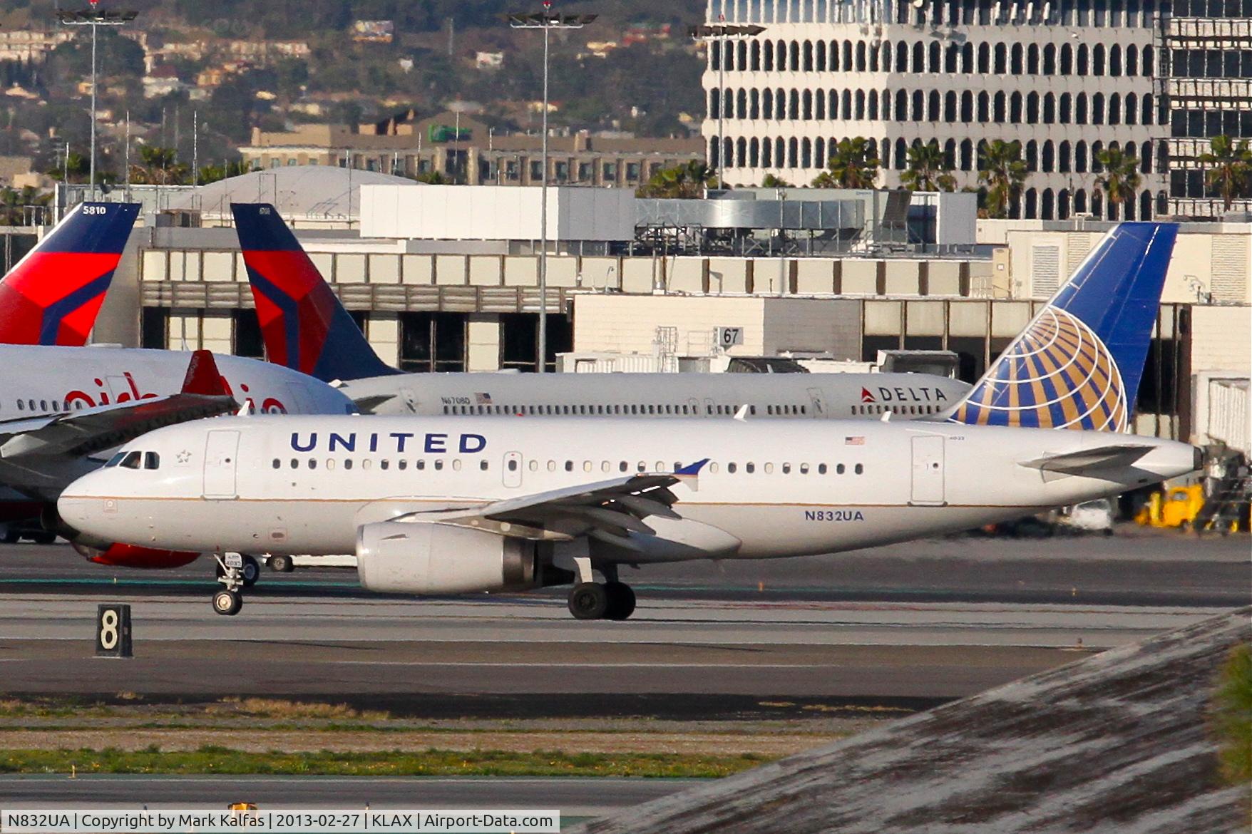 N832UA, 2000 Airbus A319-131 C/N 1321, United Airlines Airbus A319-131, UAL848 arriving from KIAH, on TWY H8 KLAX.