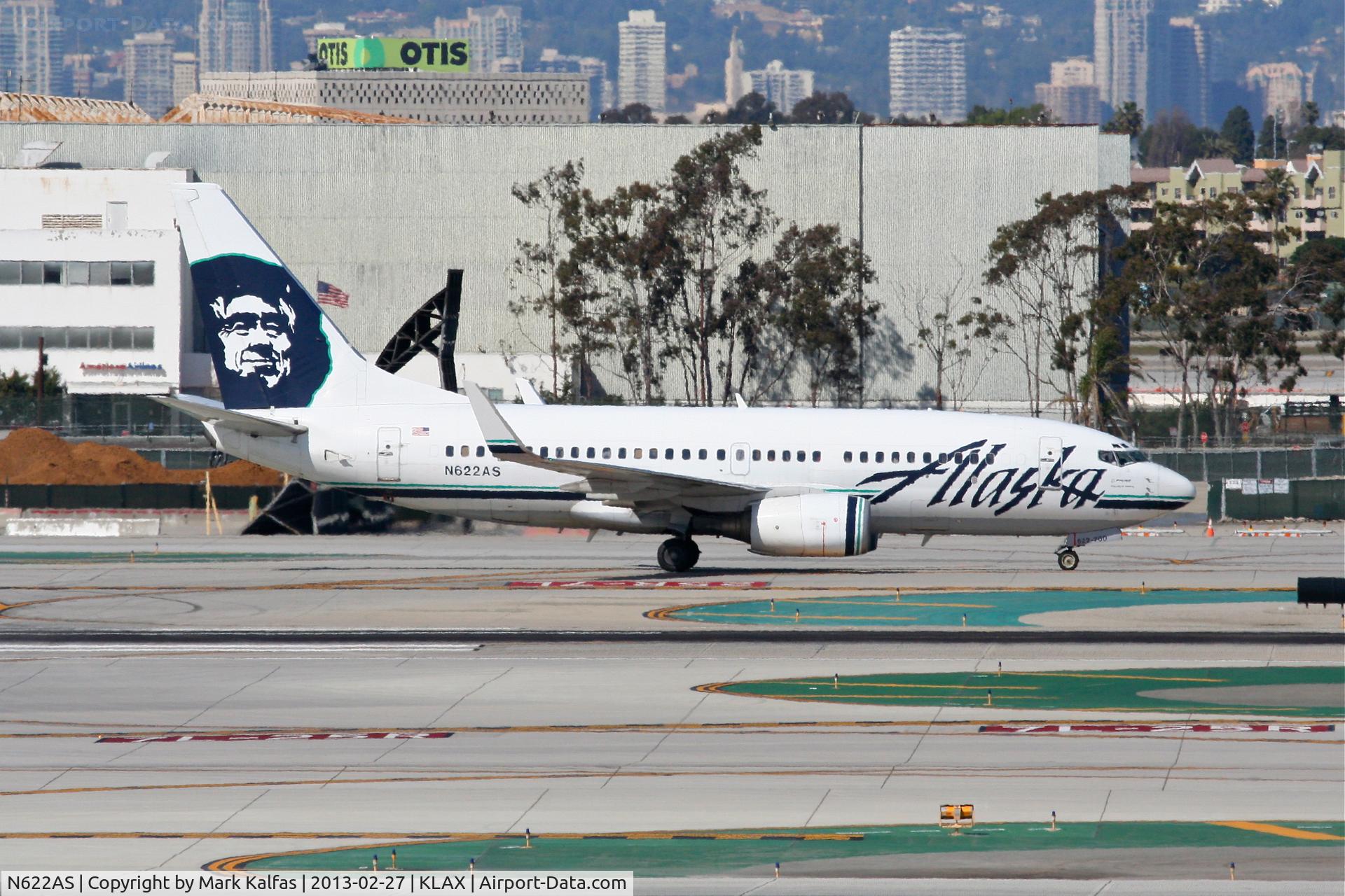 N622AS, 2000 Boeing 737-790 C/N 30165, Alaska Airlines Boeing 737-790, ASA564 arriving from KPDX, is on TWY B at KLAX.