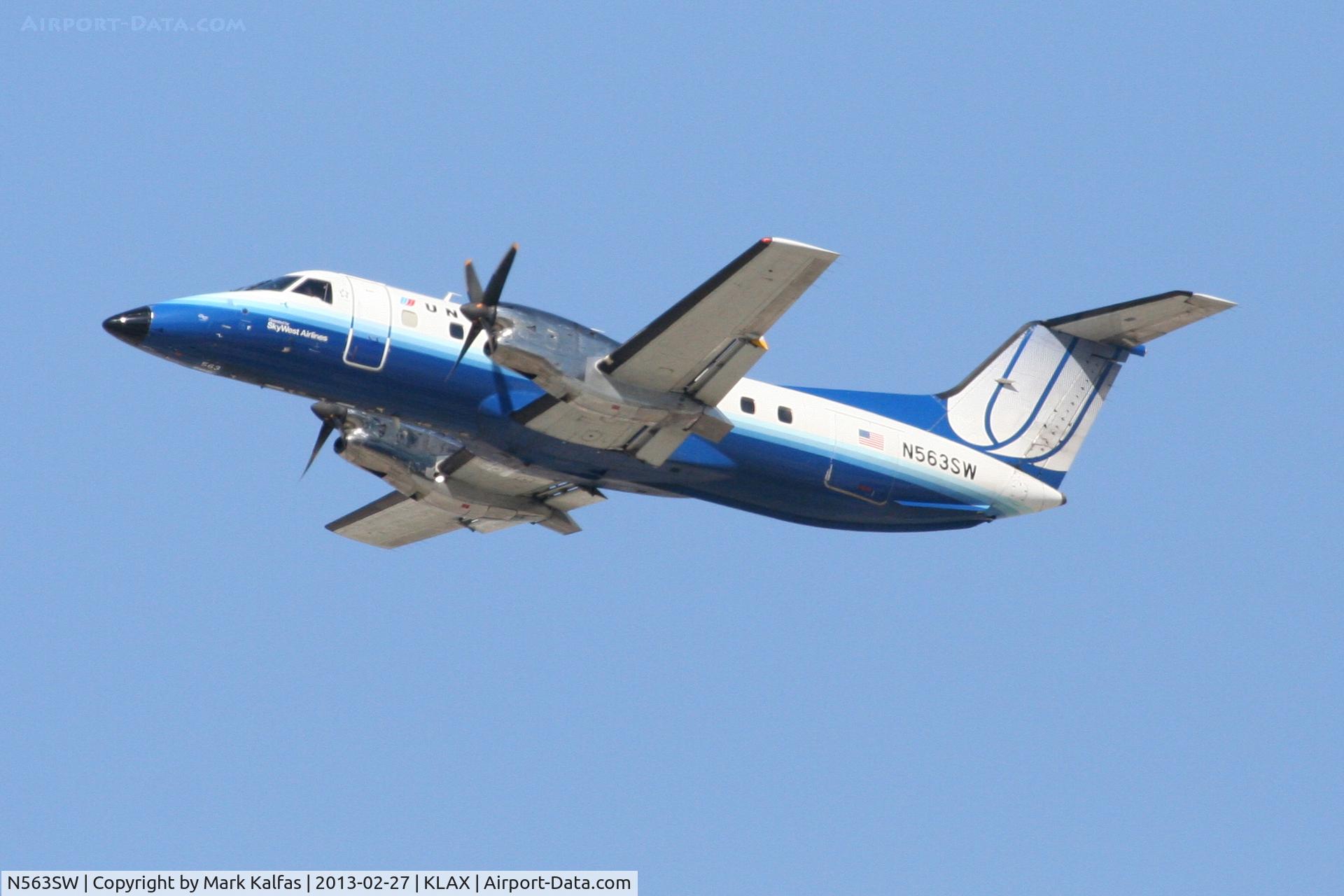 N563SW, 1998 Embraer EMB-120 Brasilia C/N 120338, SkyWest/United Express Embraer EMB-120, SKY5392  departing RWY 25R KLAX enroute to Yuma MCAS/Yuma Intl.-KNYL.
