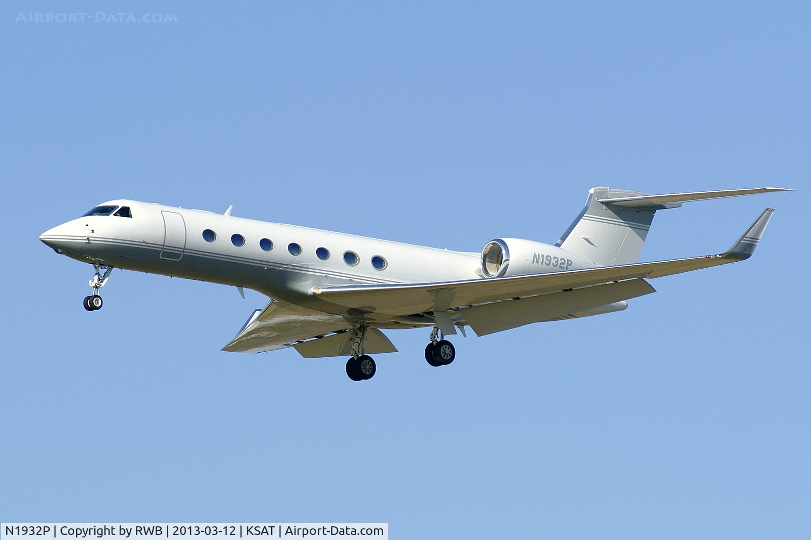 N1932P, 2009 Gulfstream Aerospace GV-SP (G550) C/N 5256, 12R approach