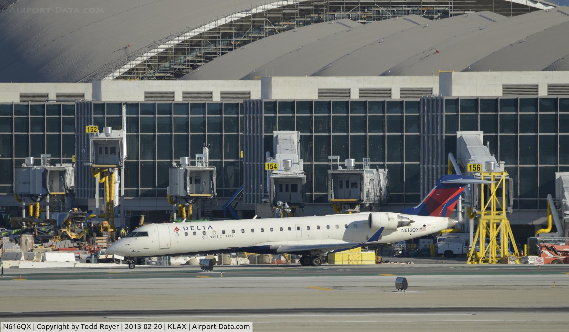 N616QX, 2003 Bombardier CRJ-701 (CL-600-2C10) C/N 10128, Taxiing for departure