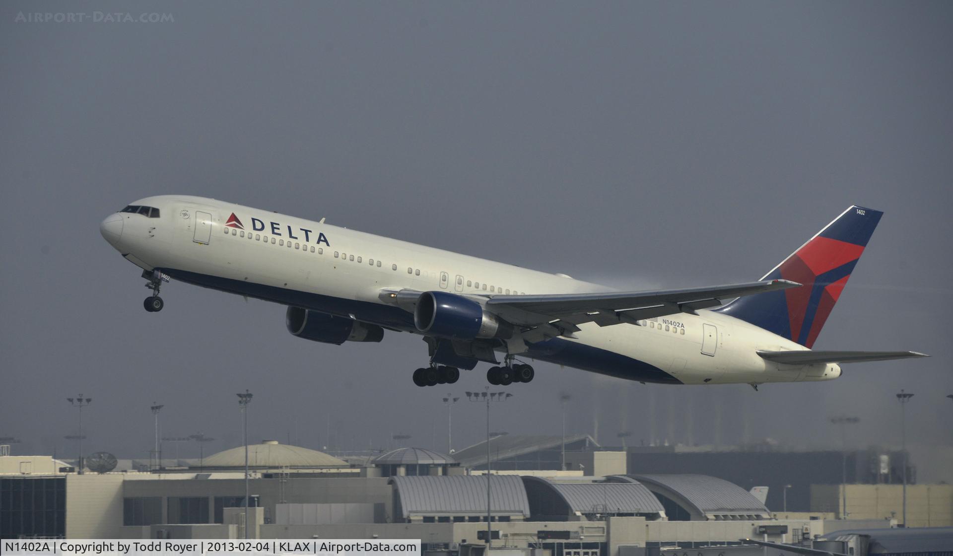 N1402A, 1993 Boeing 767-332 C/N 25989, Departing LAX