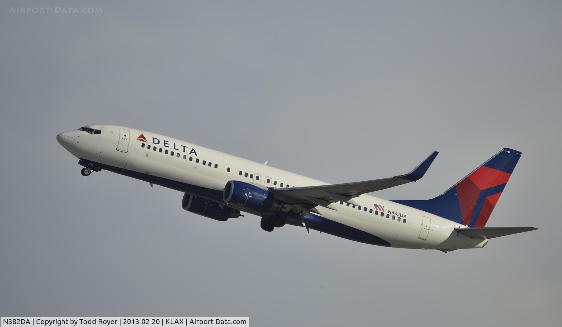 N382DA, 1999 Boeing 737-832 C/N 30345, Departing LAX